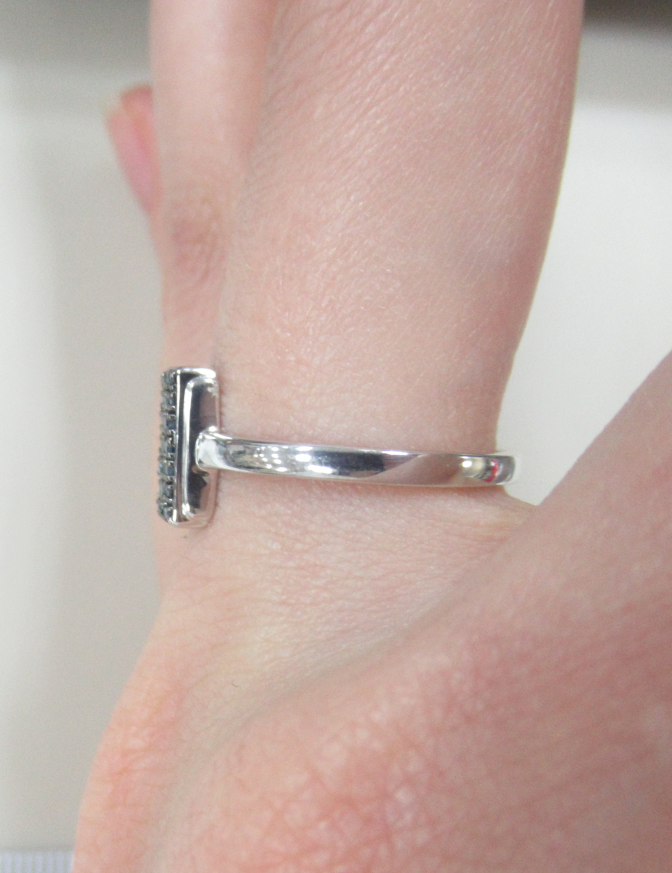 Серебряное кольцо с голубыми бриллиантами